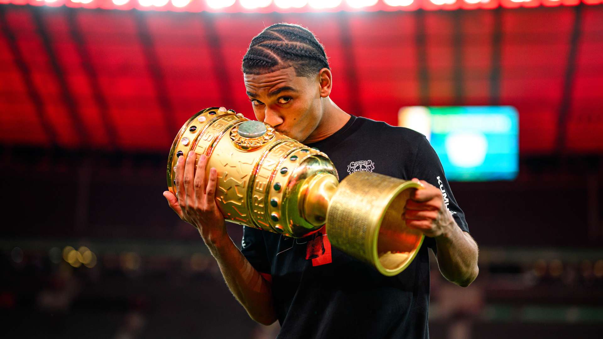 Adli mit dem Pokal