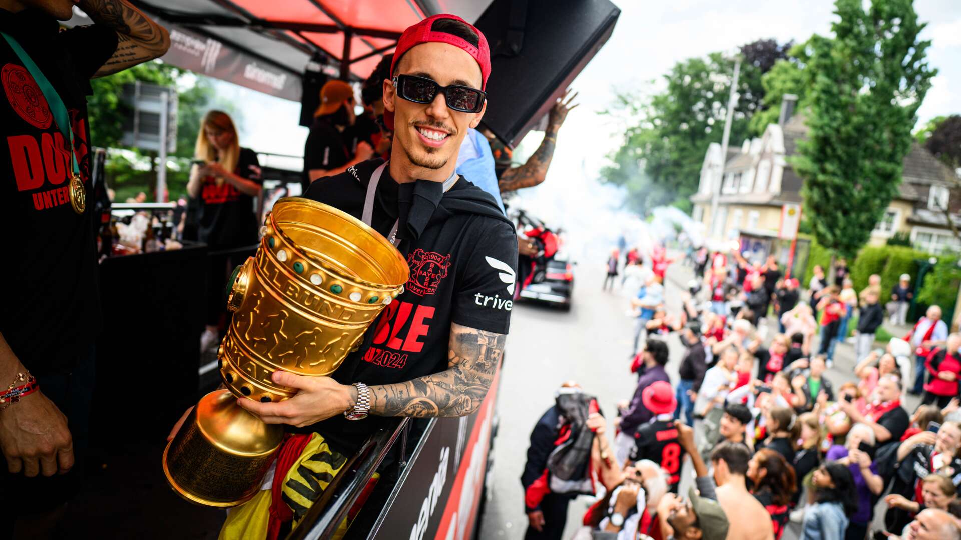 Alejandro Grimaldo mit DFB-Pokal