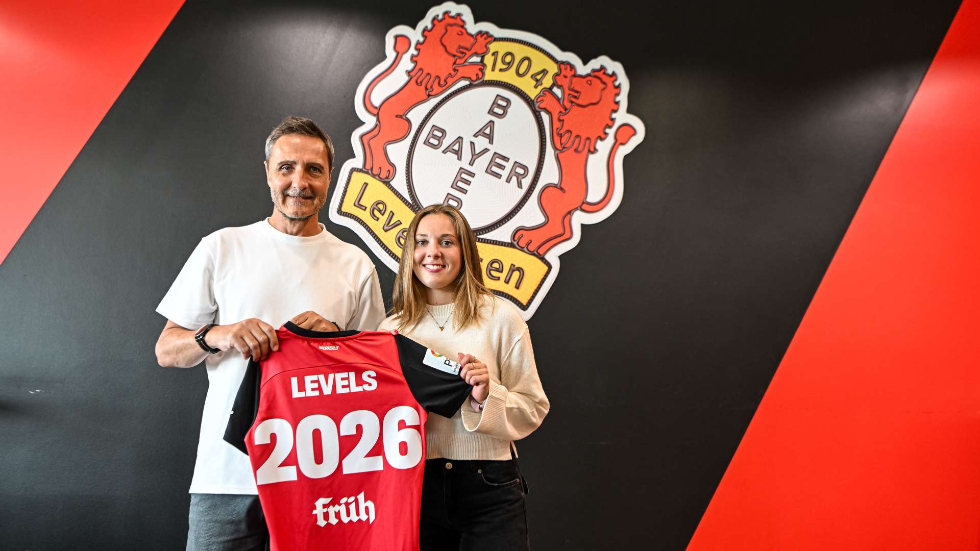 Janou Levels extends stay at Bayer 04 | Bayer04.de