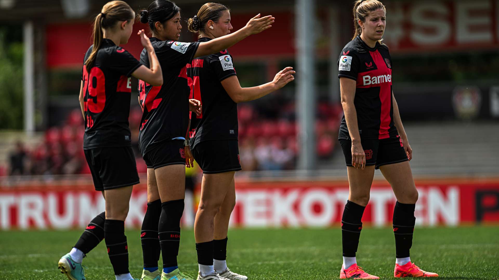 Besprechung der Bayer 04-Frauen