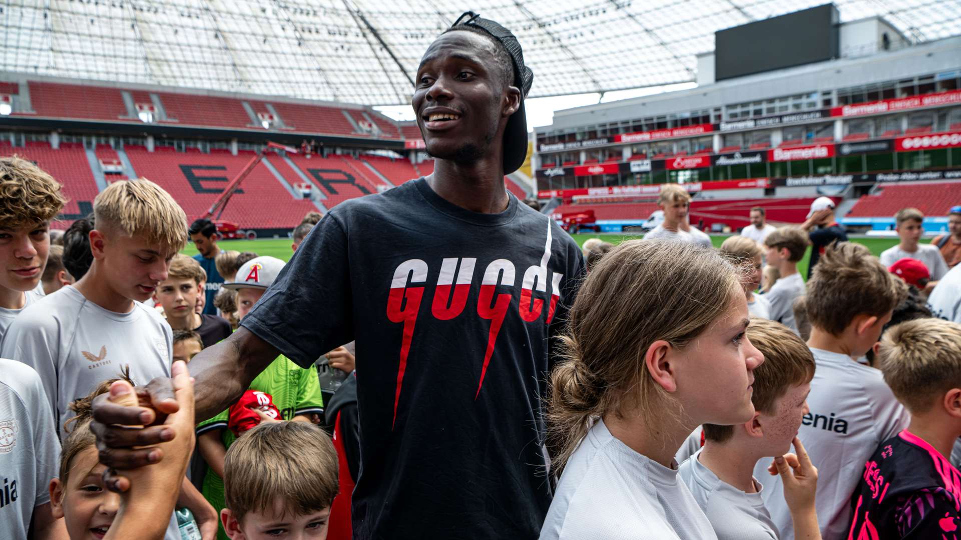 Victor Boniface und Odilon Kossounou bei der Bayer 04-Fußballschule