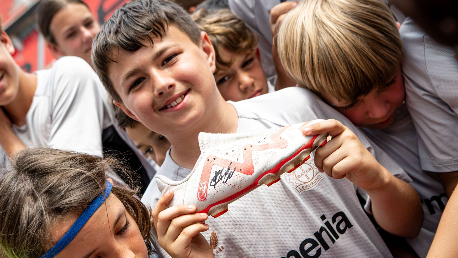 Victor Boniface und Odilon Kossounou bei der Bayer 04-Fußballschule