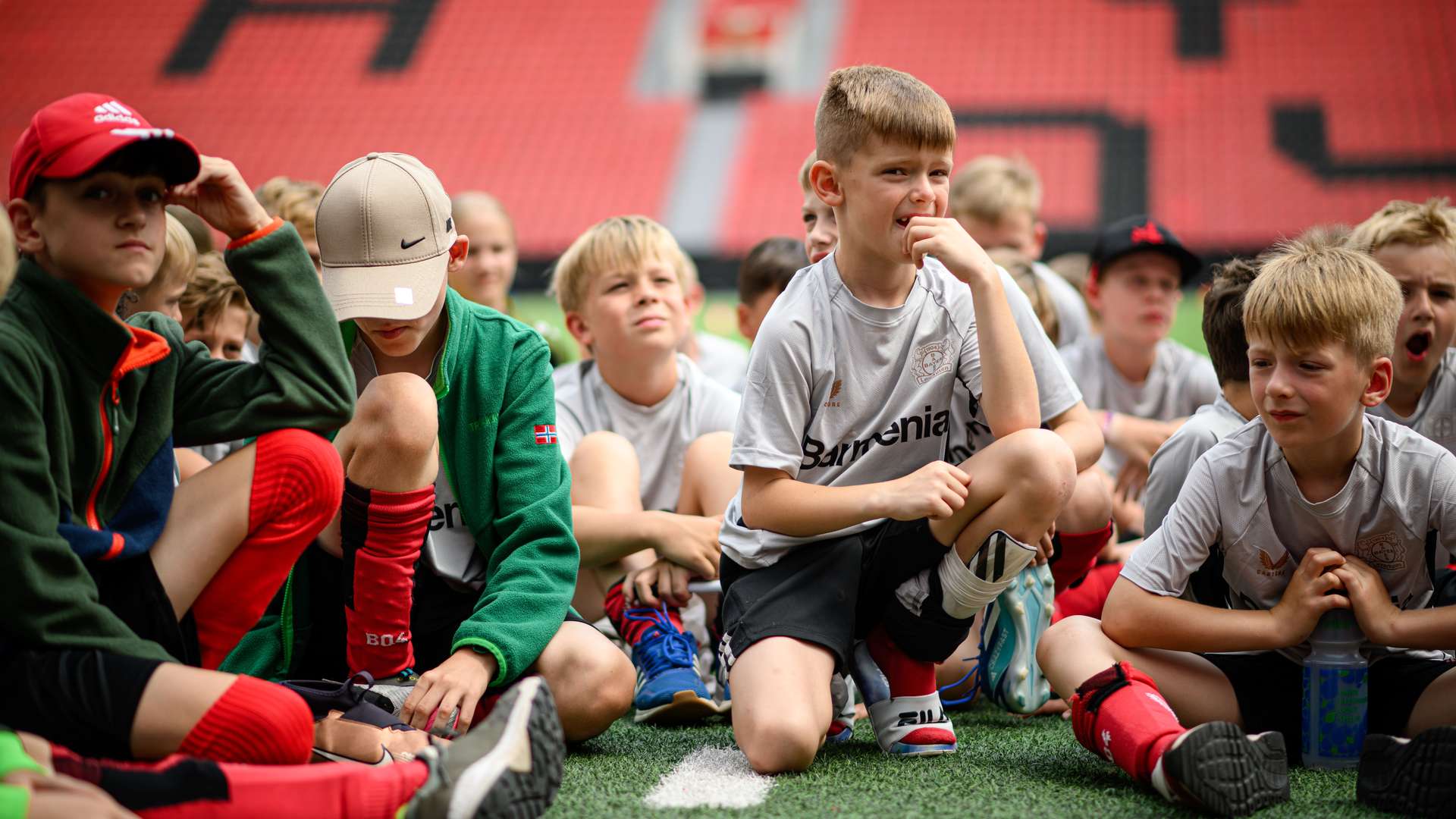 Kids hören gespannt zu