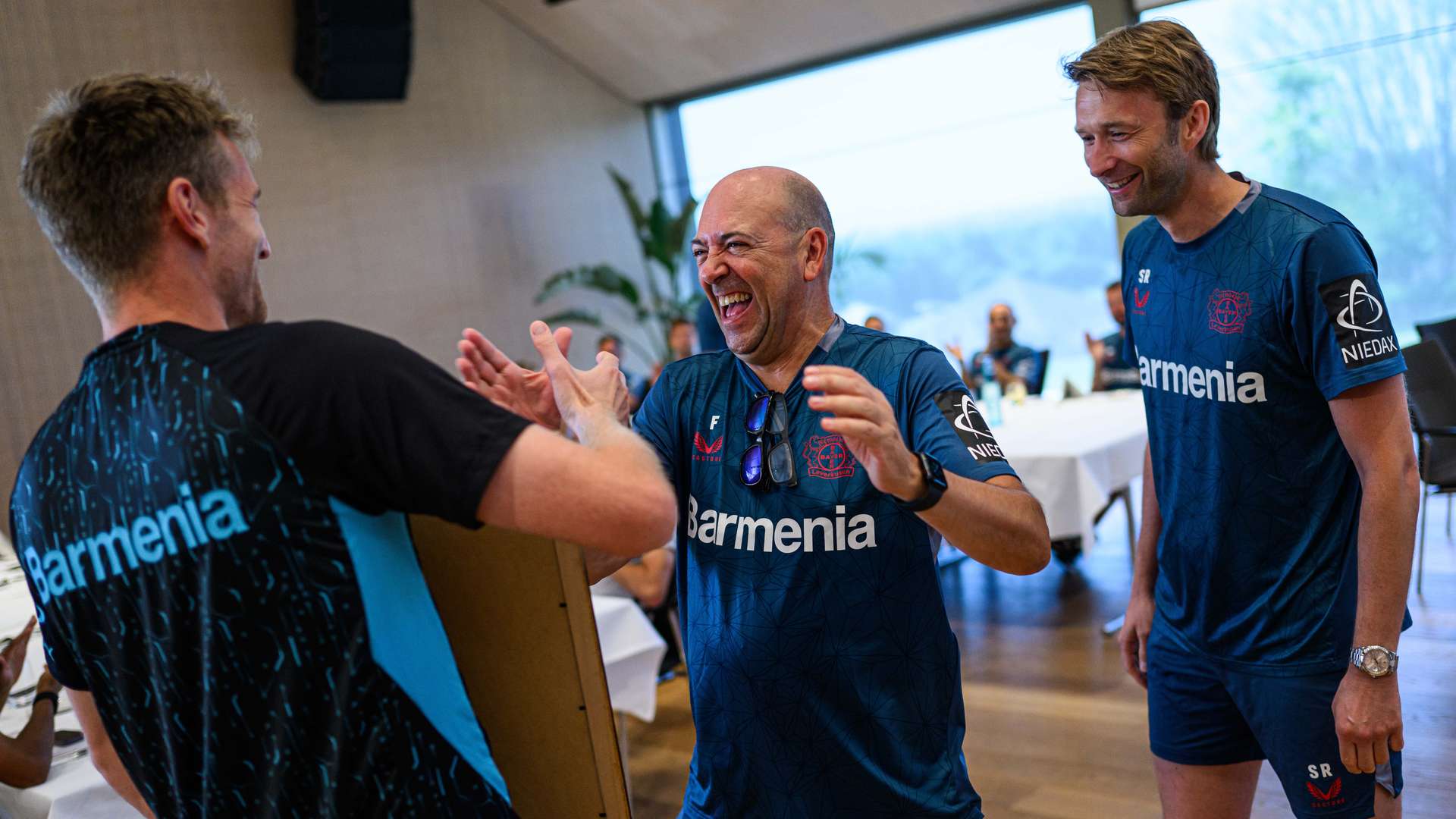 Fernando Carro mit Simon Rolfes und Lukas Hradecky