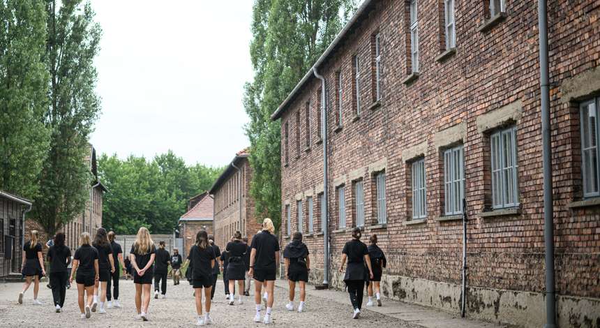 [Bild: crop_20240802_B04_Frauen_Tag5_Auschwitz_...5758_M.jpg]