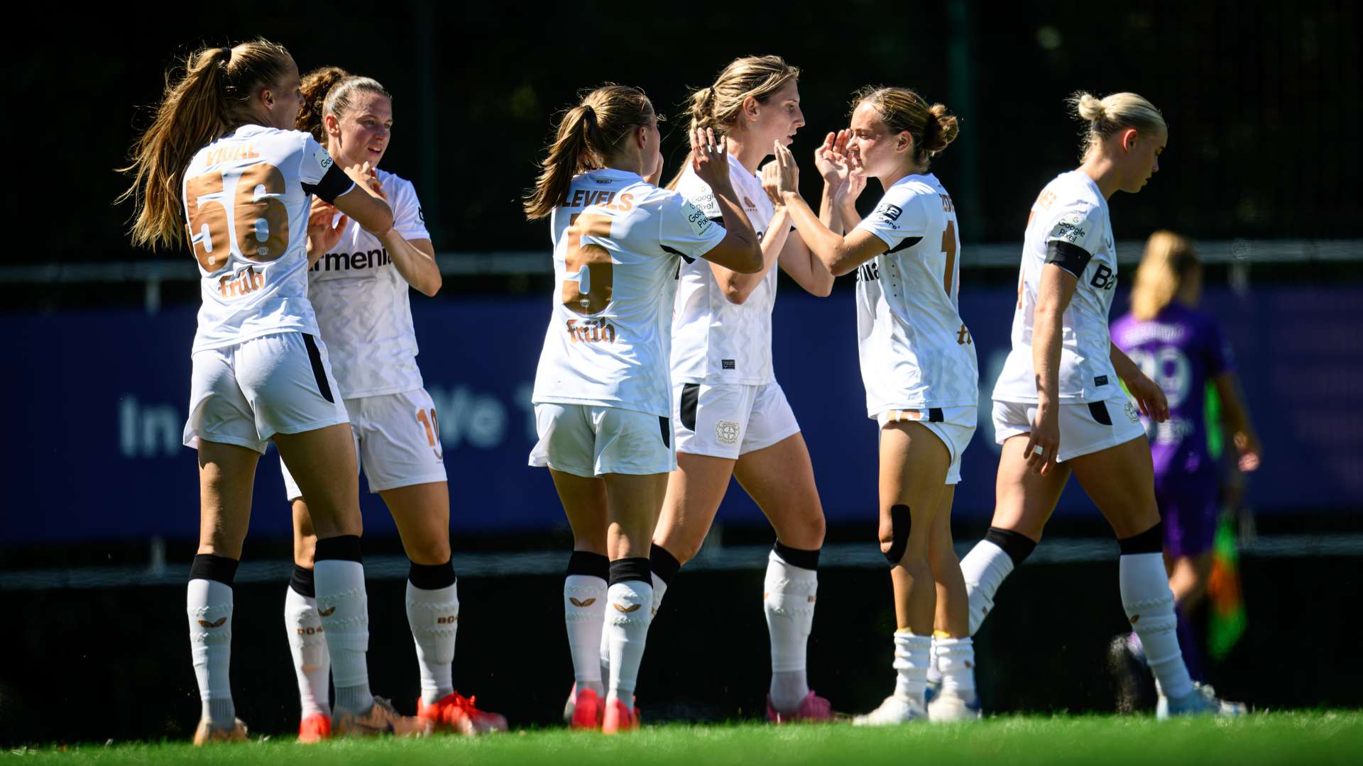 Jubel der Bayer 04-Frauen