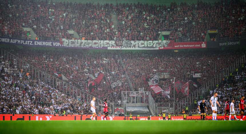 Bayer 04-Fans in Mönchengladbach