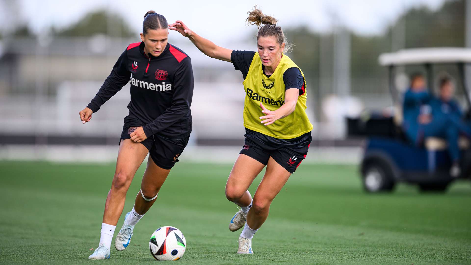 Julia Mickenhagen und Karolina Lea Vilhjalmsdottir