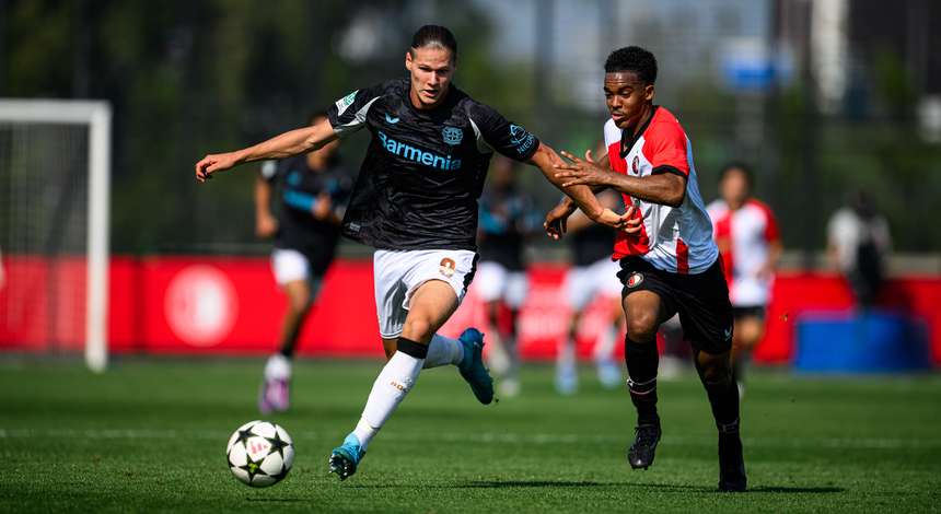 Artem Stepanov im Duell gegen Feyenoord Rotterdam