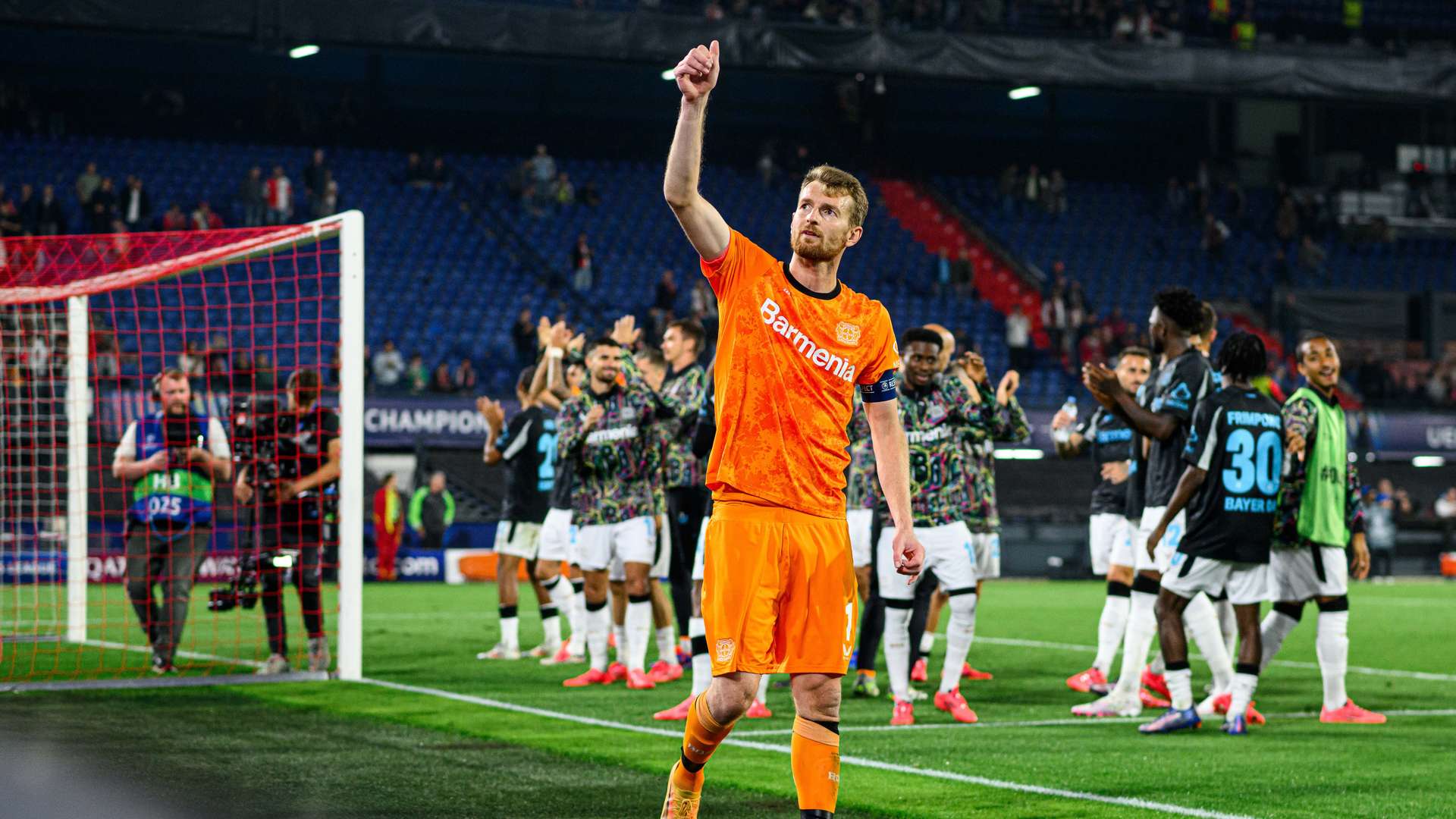 Lukas Hradecky bedankt sich bei den Fans