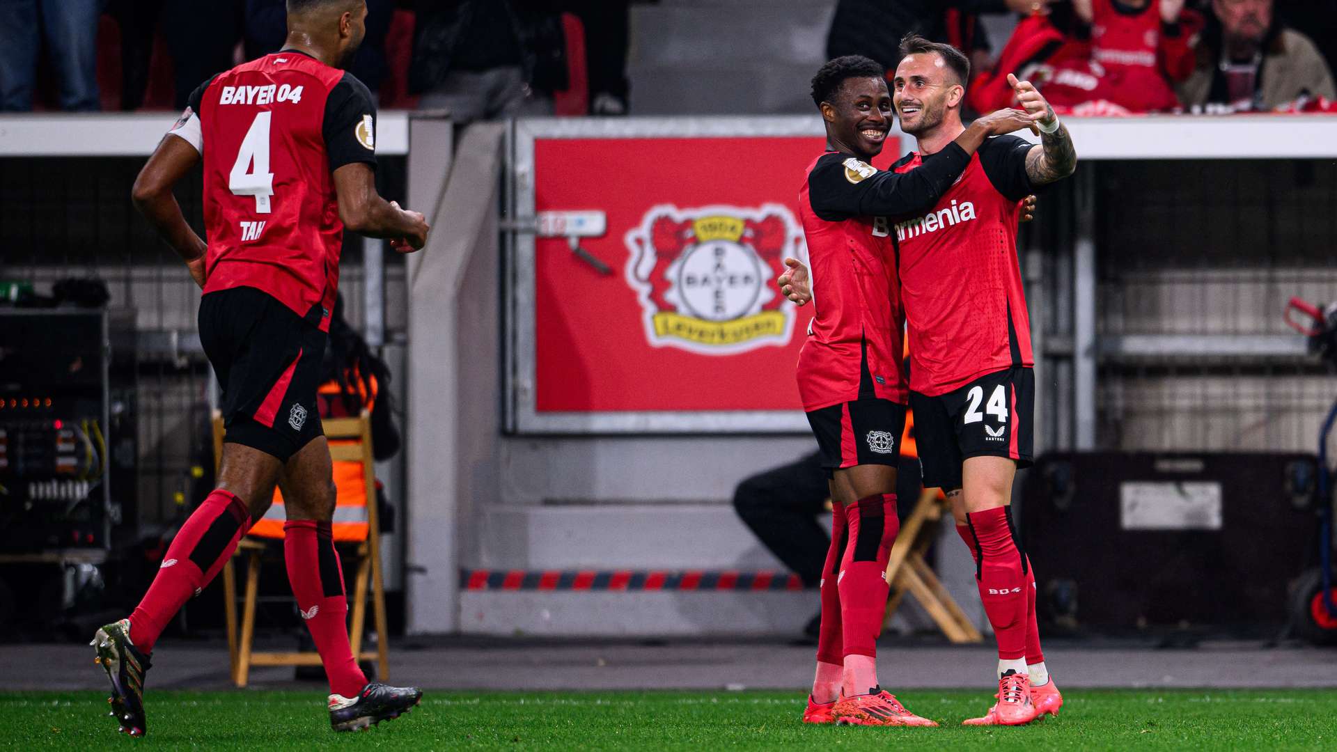 Aleix Garcia mit Nathan Tella und Jonathan Tah