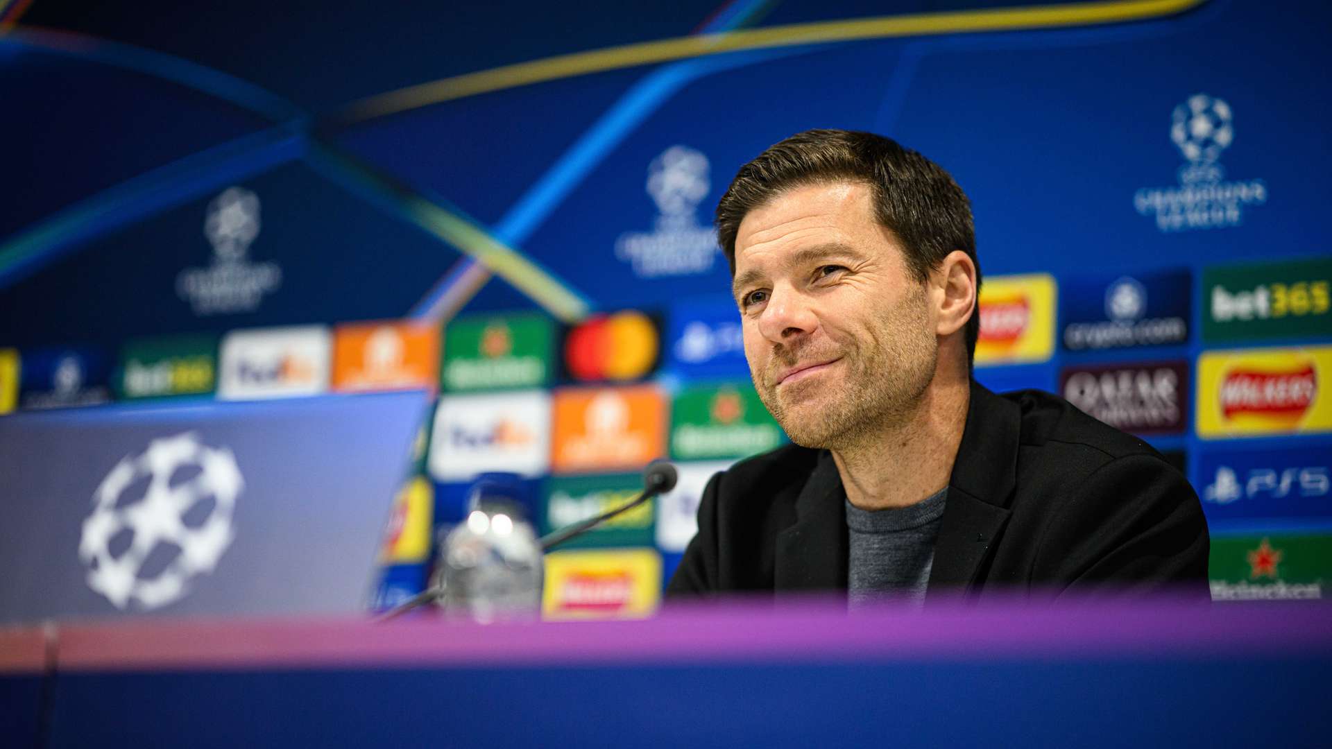 Xabi Alonso auf der PK