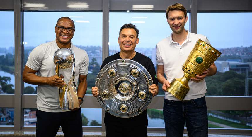 Paulo Sergio, (Bayer 04-Legende) Arturo Sánchez (Präsident Bayer Consumer Health Lateinamerika & Asien/Pazifik), Simon Rolfes (Geschäftsführer Sport Bayer 04)