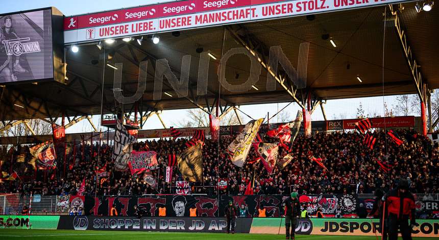 Bayer 04-Fans im Stadion An der Alten Försterei