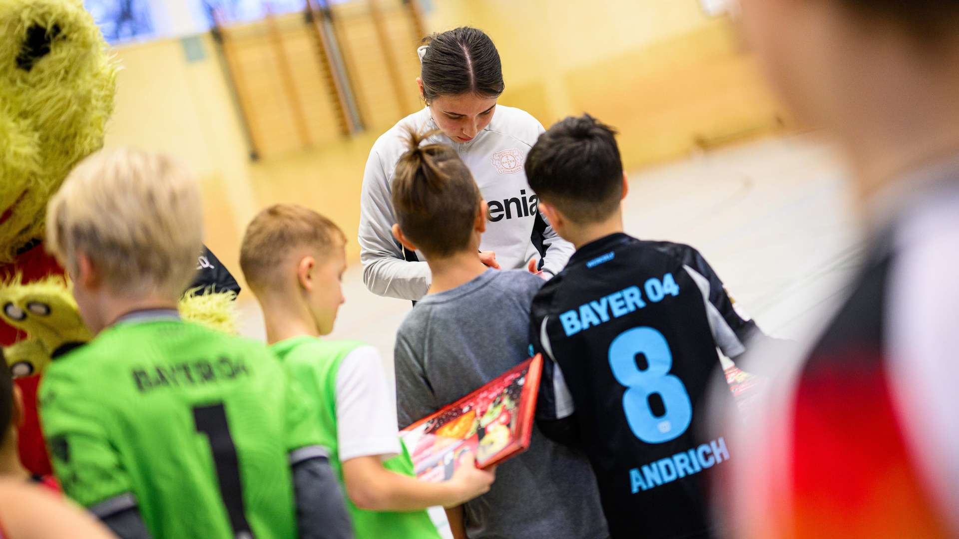 Bender erfüllt Autogrammwünsche