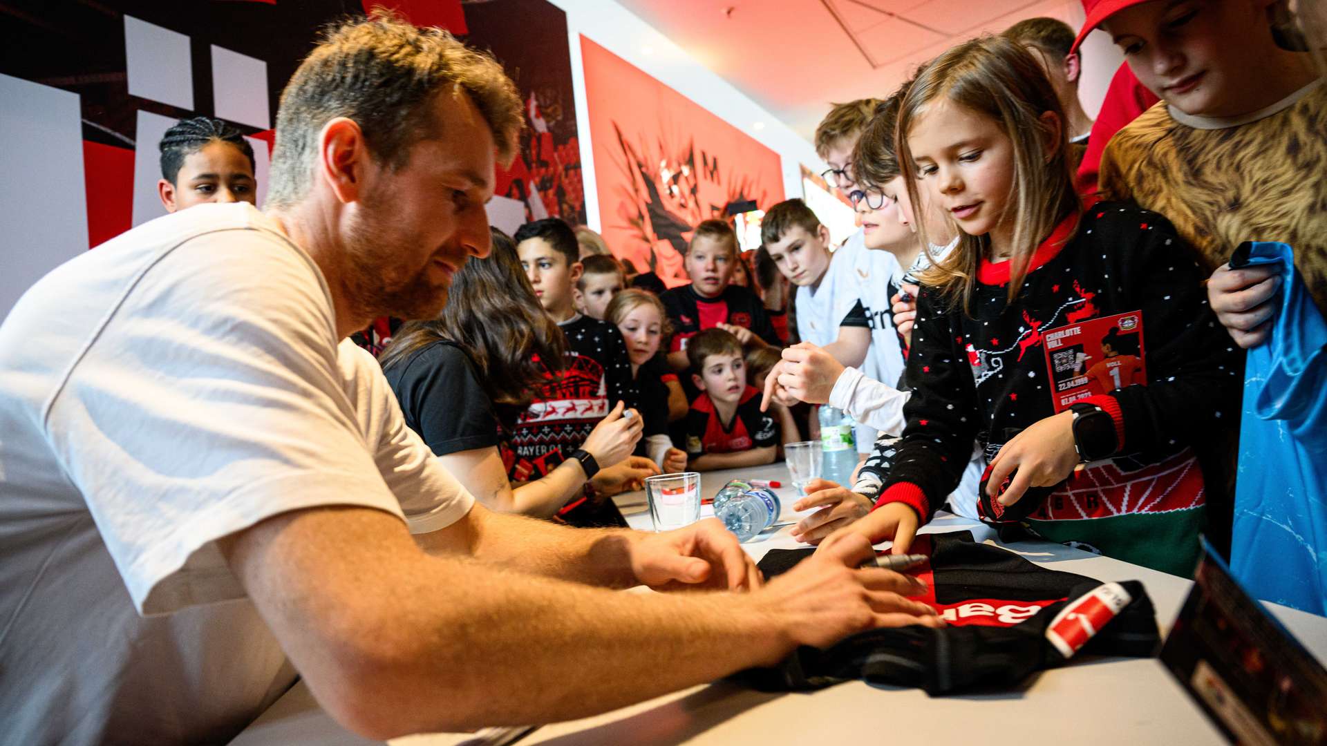 Lukas Hradecky als Schirmherr des Löwenclubs