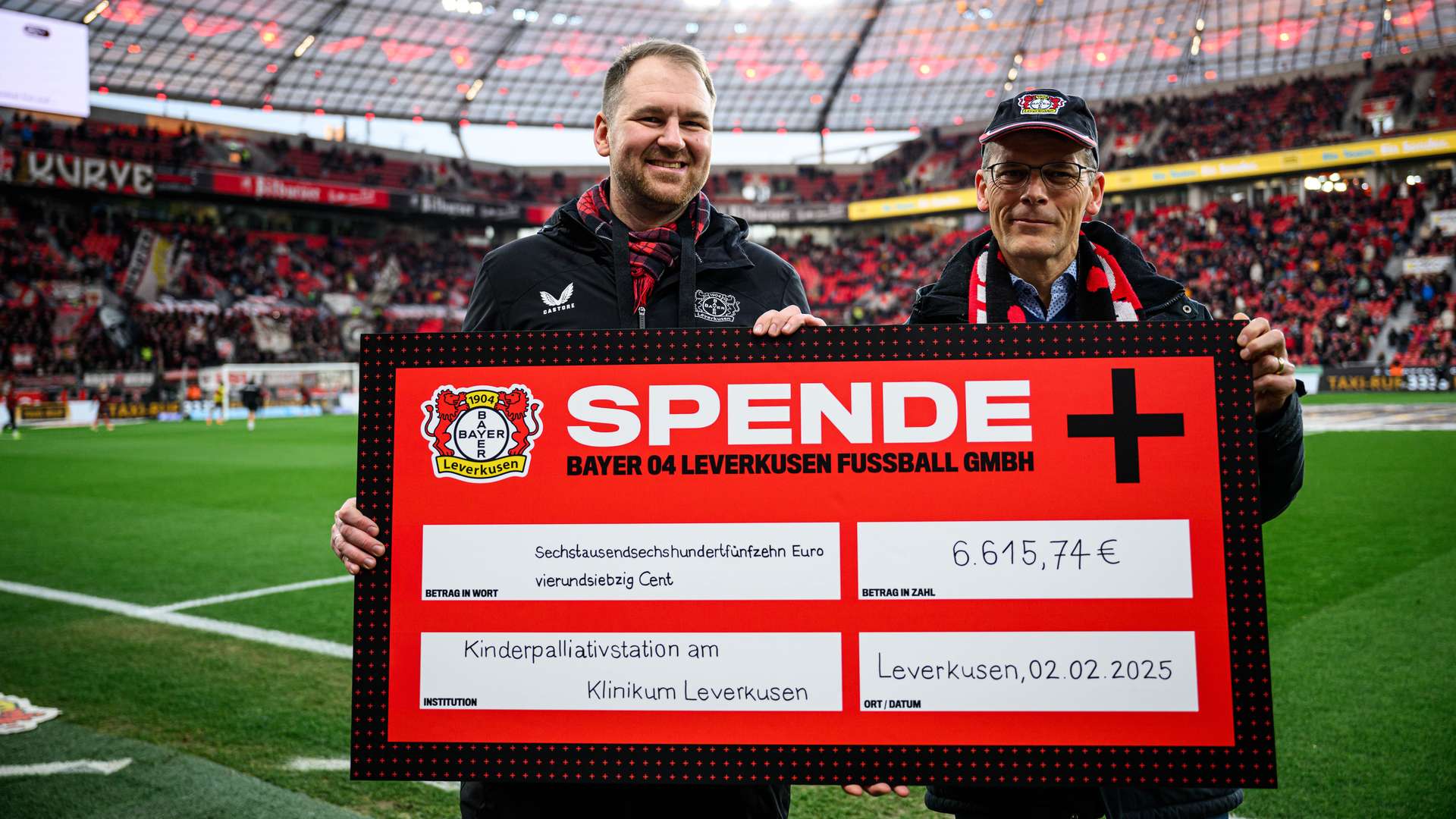 Matthias Adler übergibt den Spenden-Scheck an das Klinikum Leverkusen