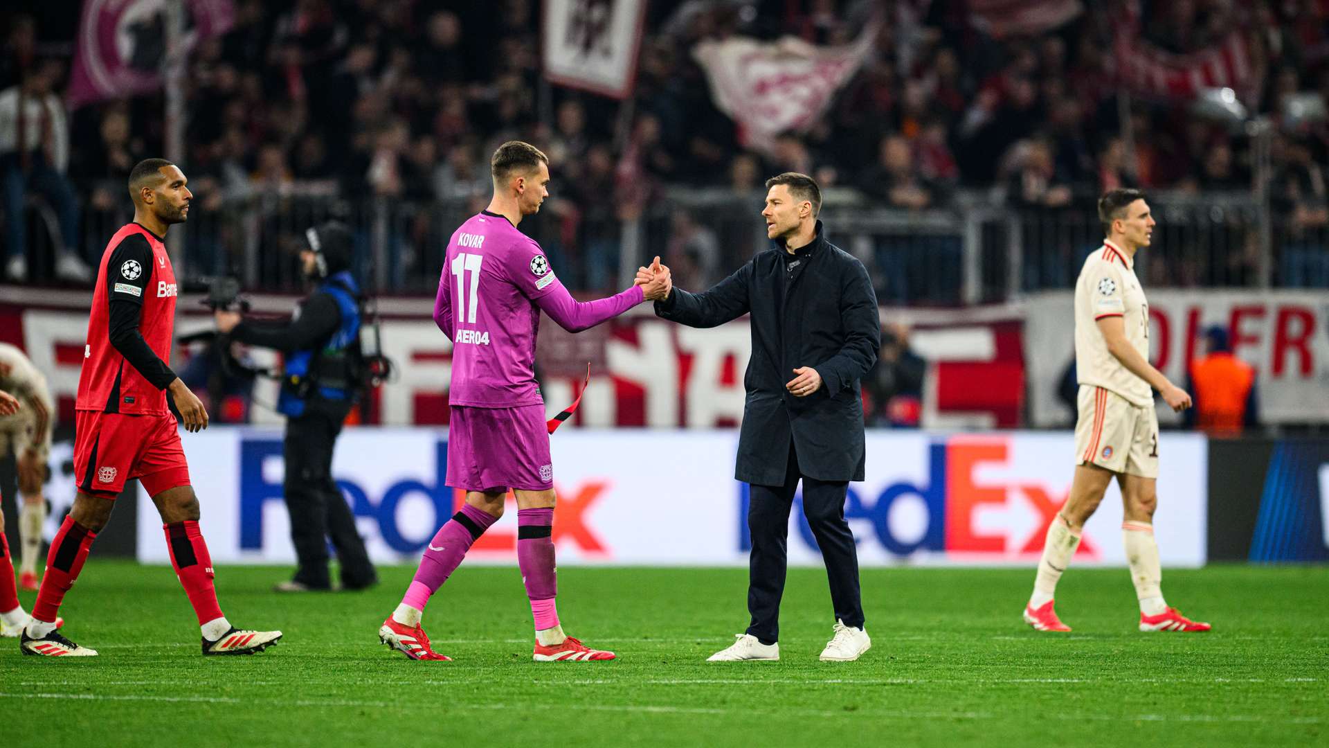 Matej Kovar und Xabi Alonso