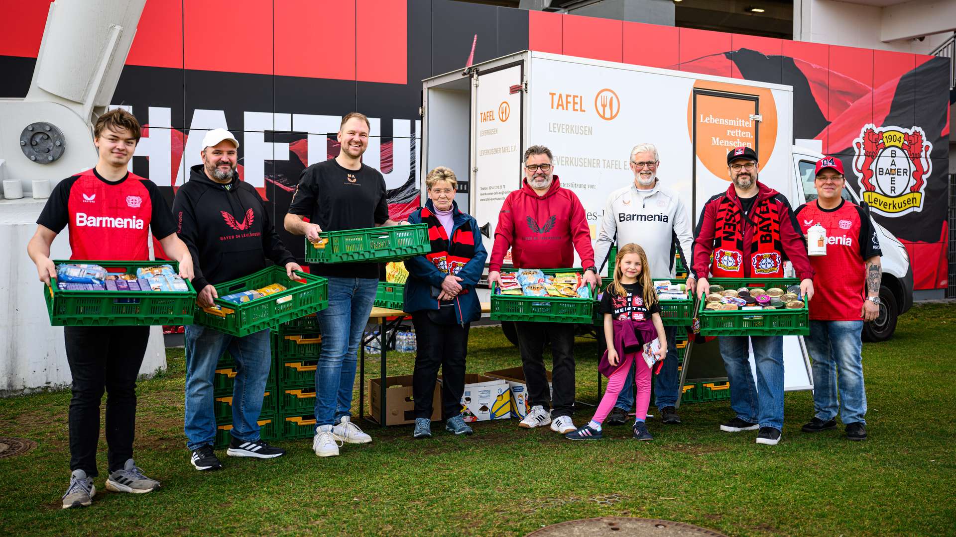 Essenspenden von Bayer 04 an die Tafel Leverkusen