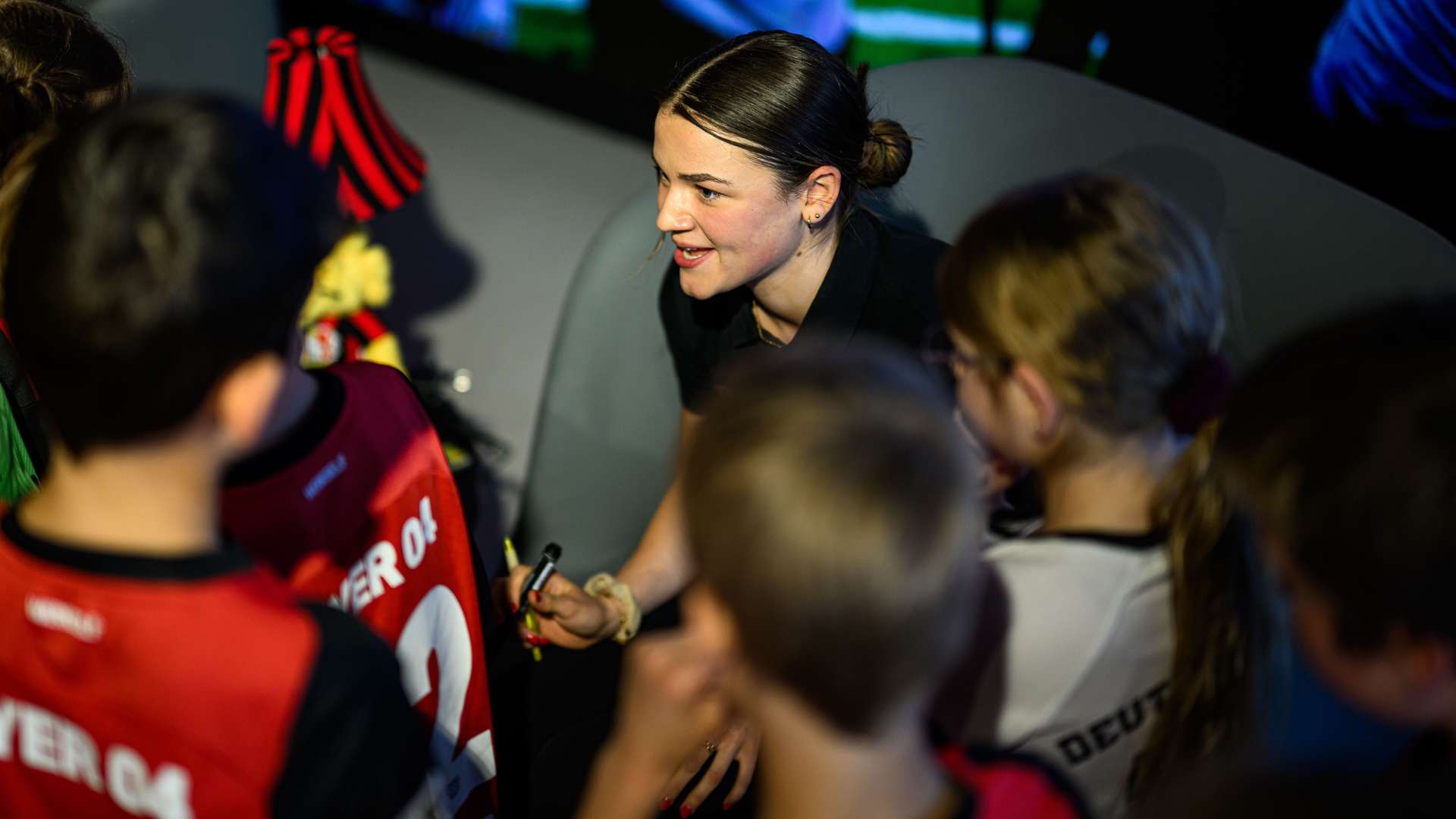 Sofia Cava Marin verteilt Autogramme