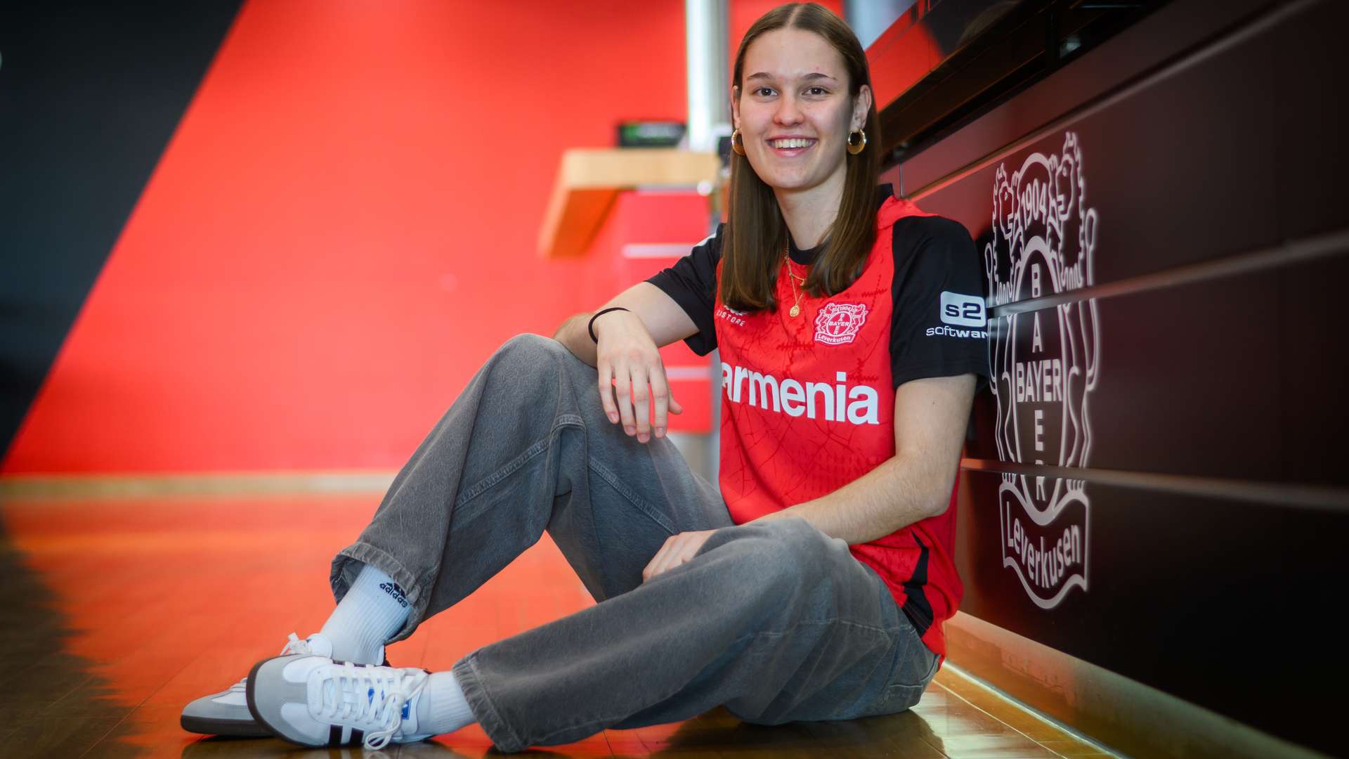 Valentina Mädl im Werkself-Trikot