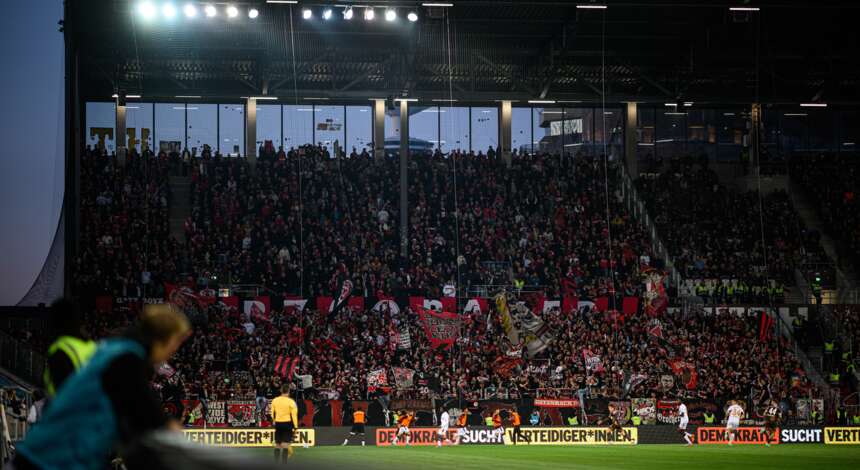 Bayer 04-Fans im Millerntor-Stadion