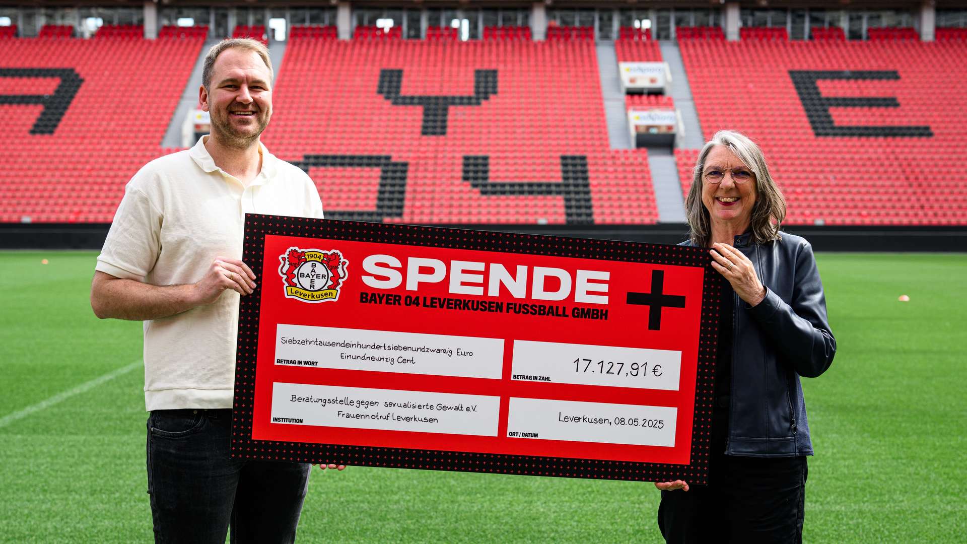 Matthias Adler übergibt Spendenscheck an Frauennotruf Leverkusen e.V.