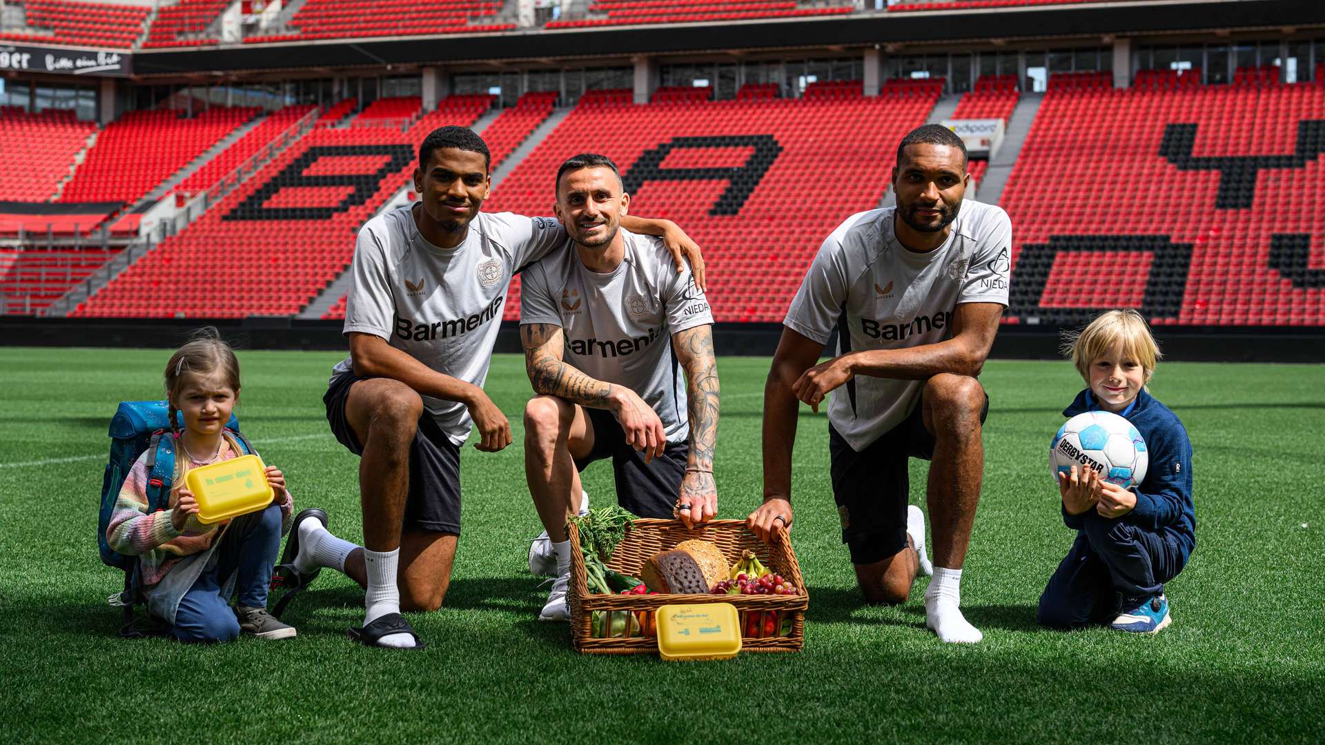 Amine Adli, Aleix Garcia und Jonathan Tah bei der Vorstellung der Schirmherrschaft für die Aktion BioBrotbox