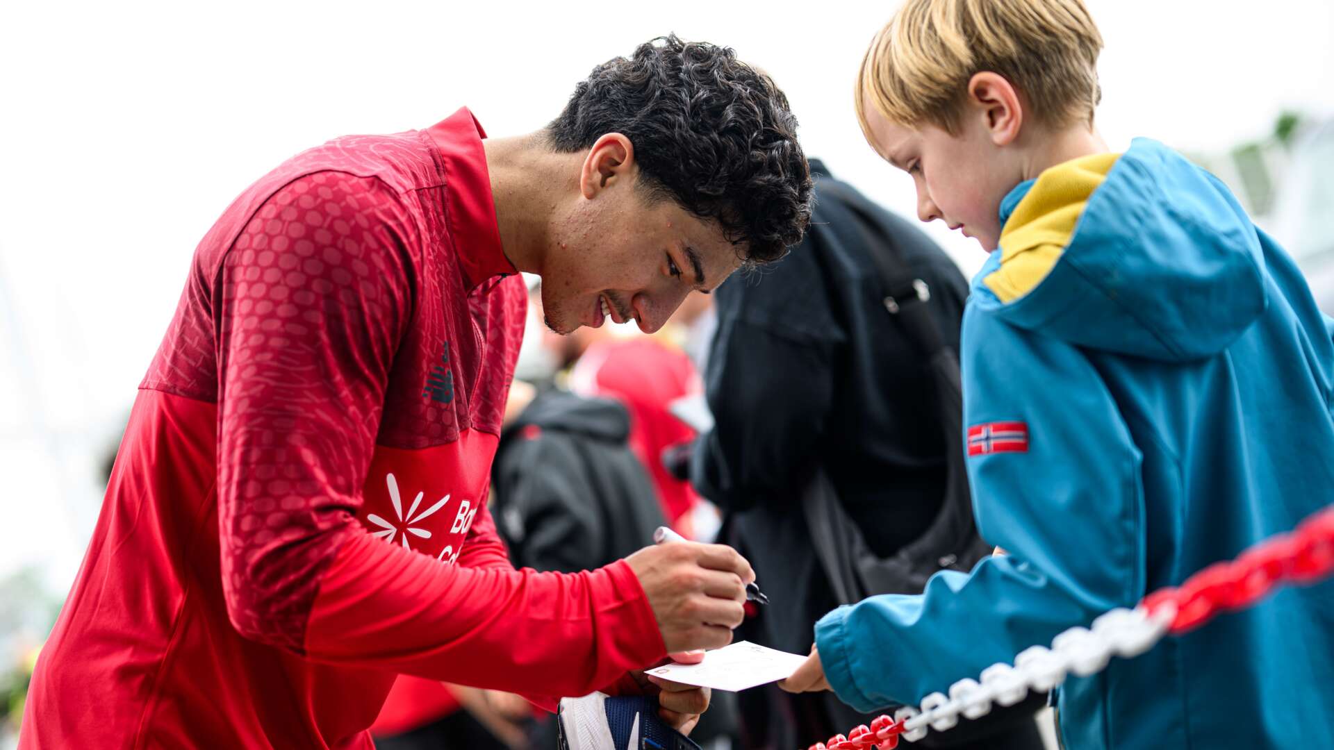 Ibrahim Maza schreibt nach dem Training Autogramme