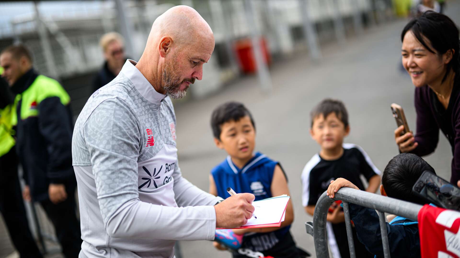 Erik ten Hag gibt Autogramme