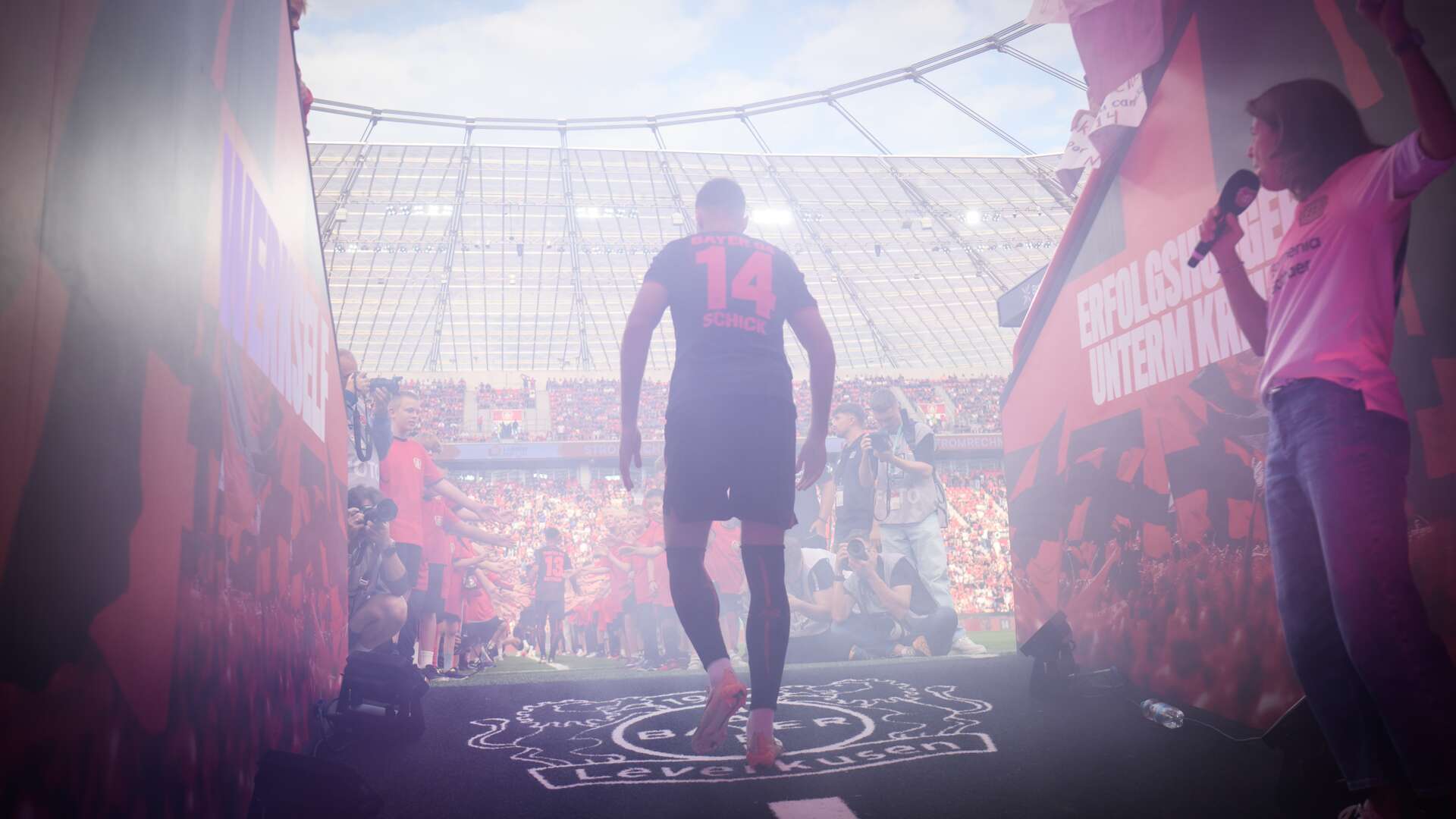 Patrik Schick läuft in die BayArena ein