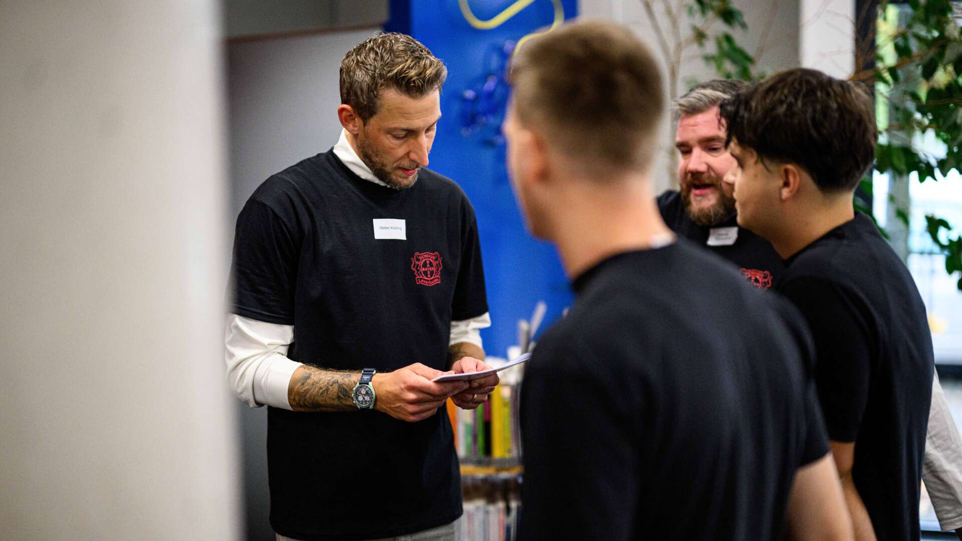 Stefan Kießling mit Bayer 04-Beschäftigen beim Bayer 04-HILFT-Tag