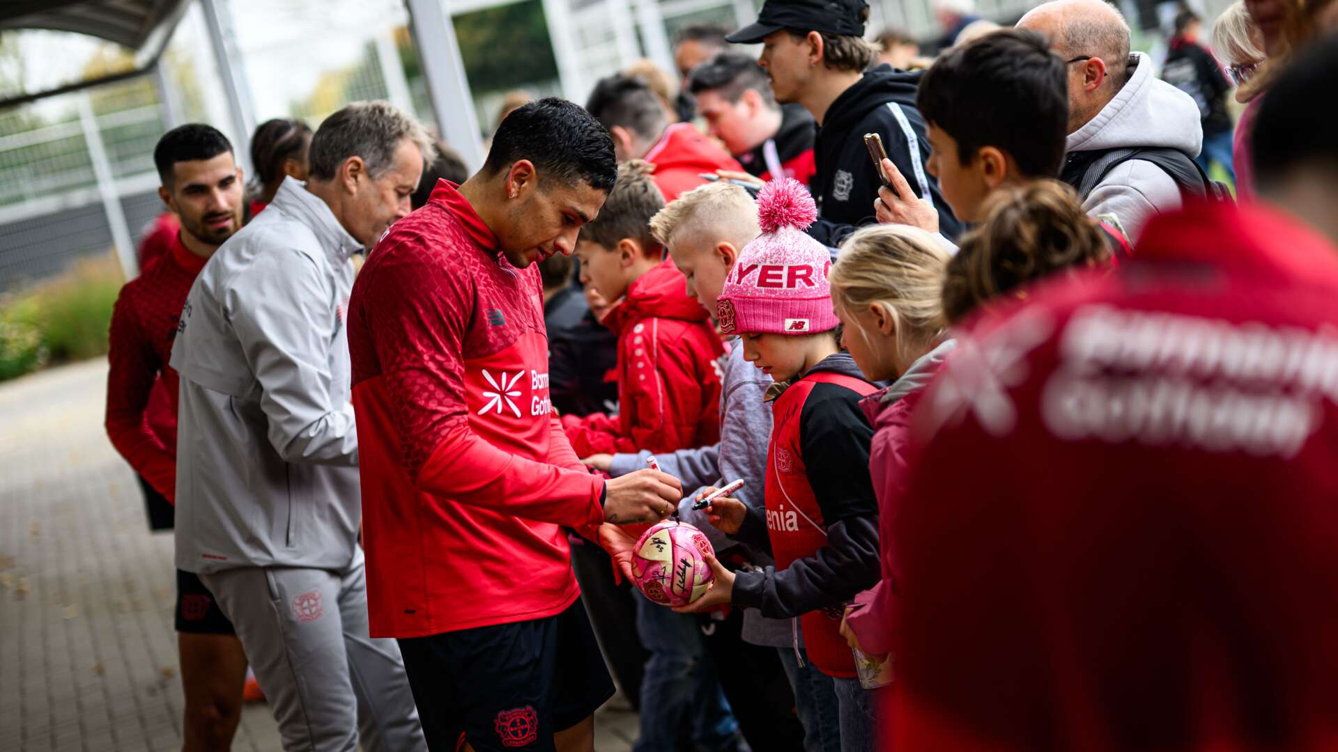 Ezequiel Fernández gibt Autogramme