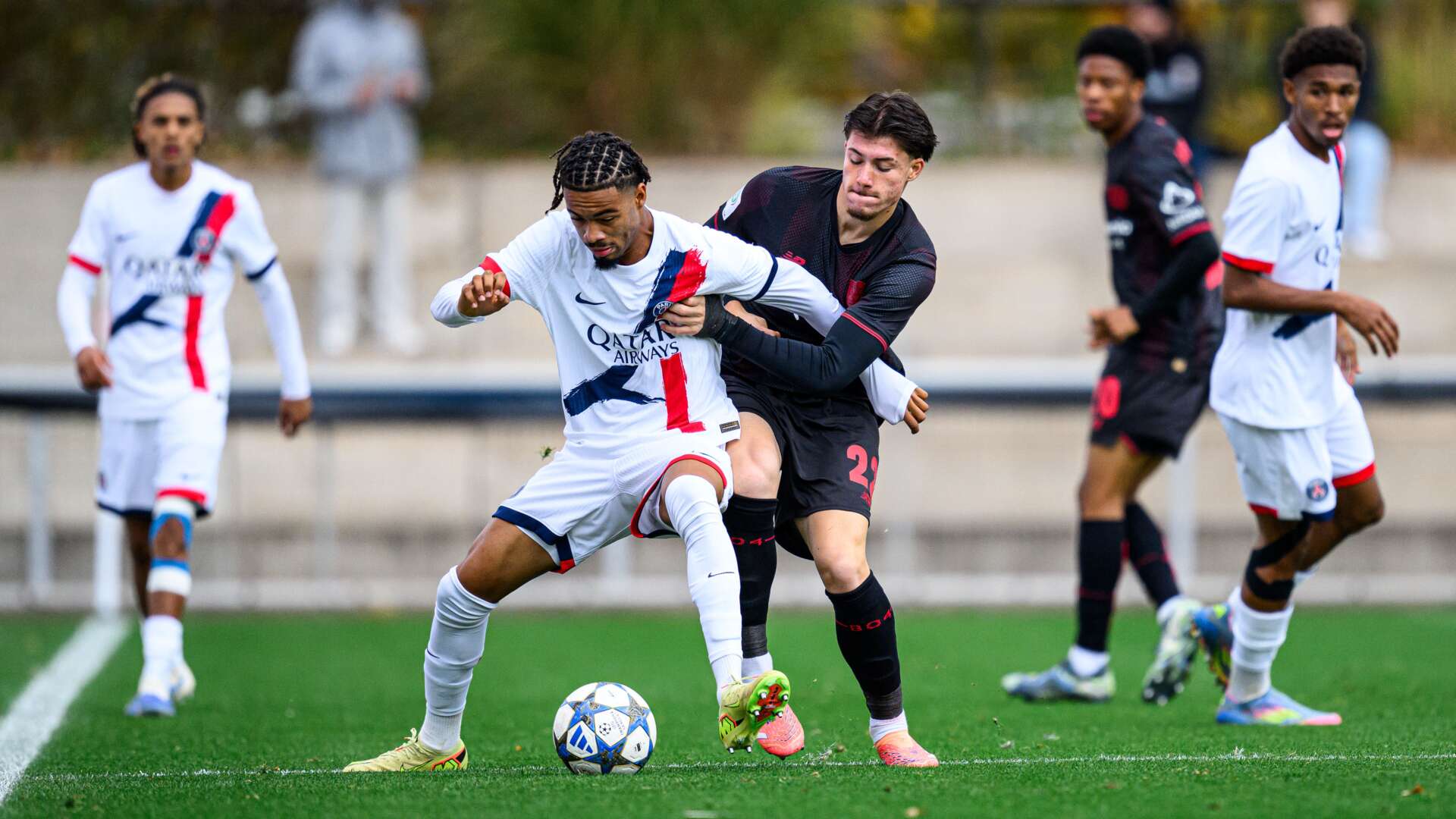 Dustin Buck gegen Paris Saint-Germain
