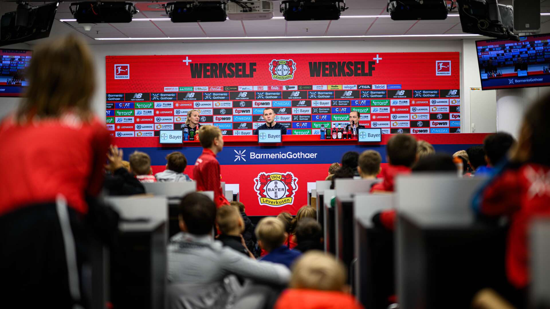 Kinder bei der Kids-PK in der BayArena