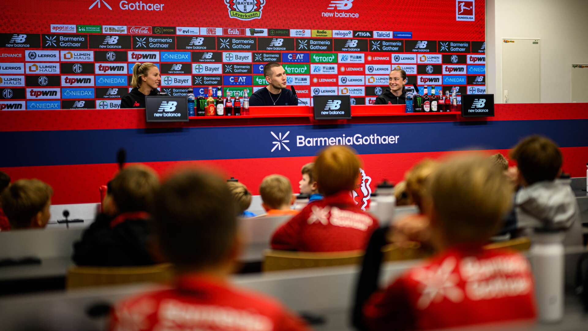 Melissa Friedrich und Vanessa Haim bei der Kids-PK in der BayArena