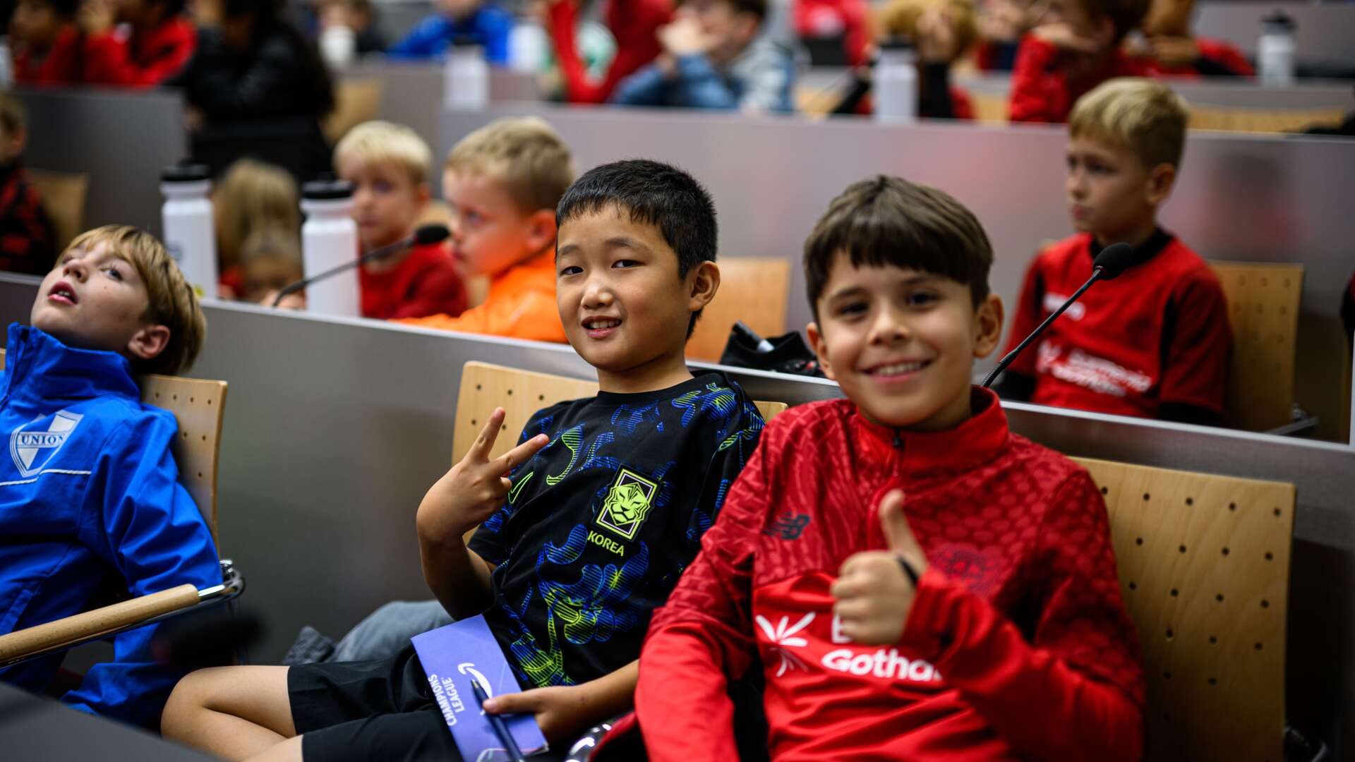 Kinder bei der Kids-PK in der BayArena