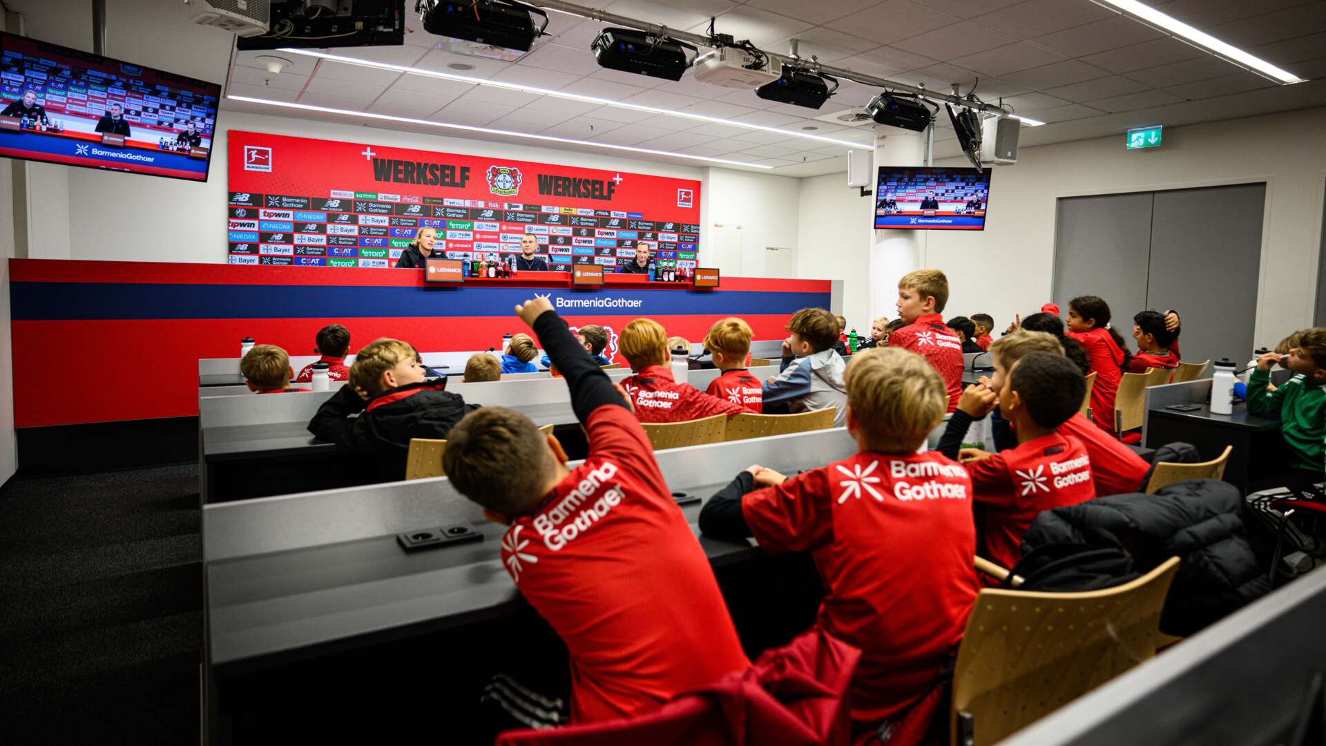 Kinder bei der Kids-PK in der BayArena