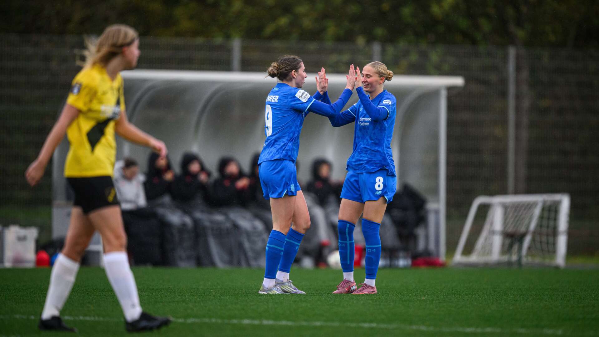 Caroline Kehrer und Paulina Bartz jubeln