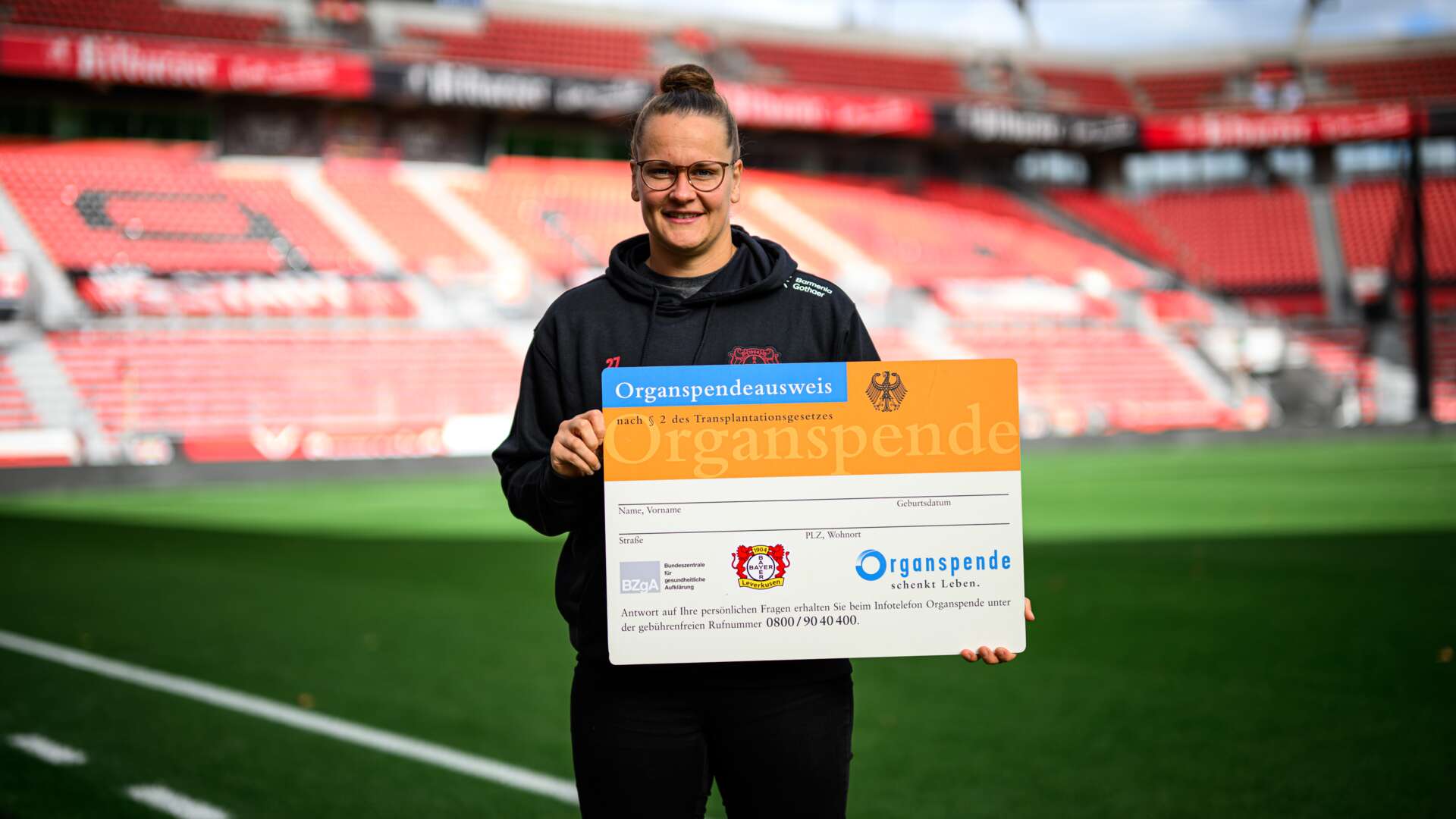 Friederike Repohl mit Organspendeausweis