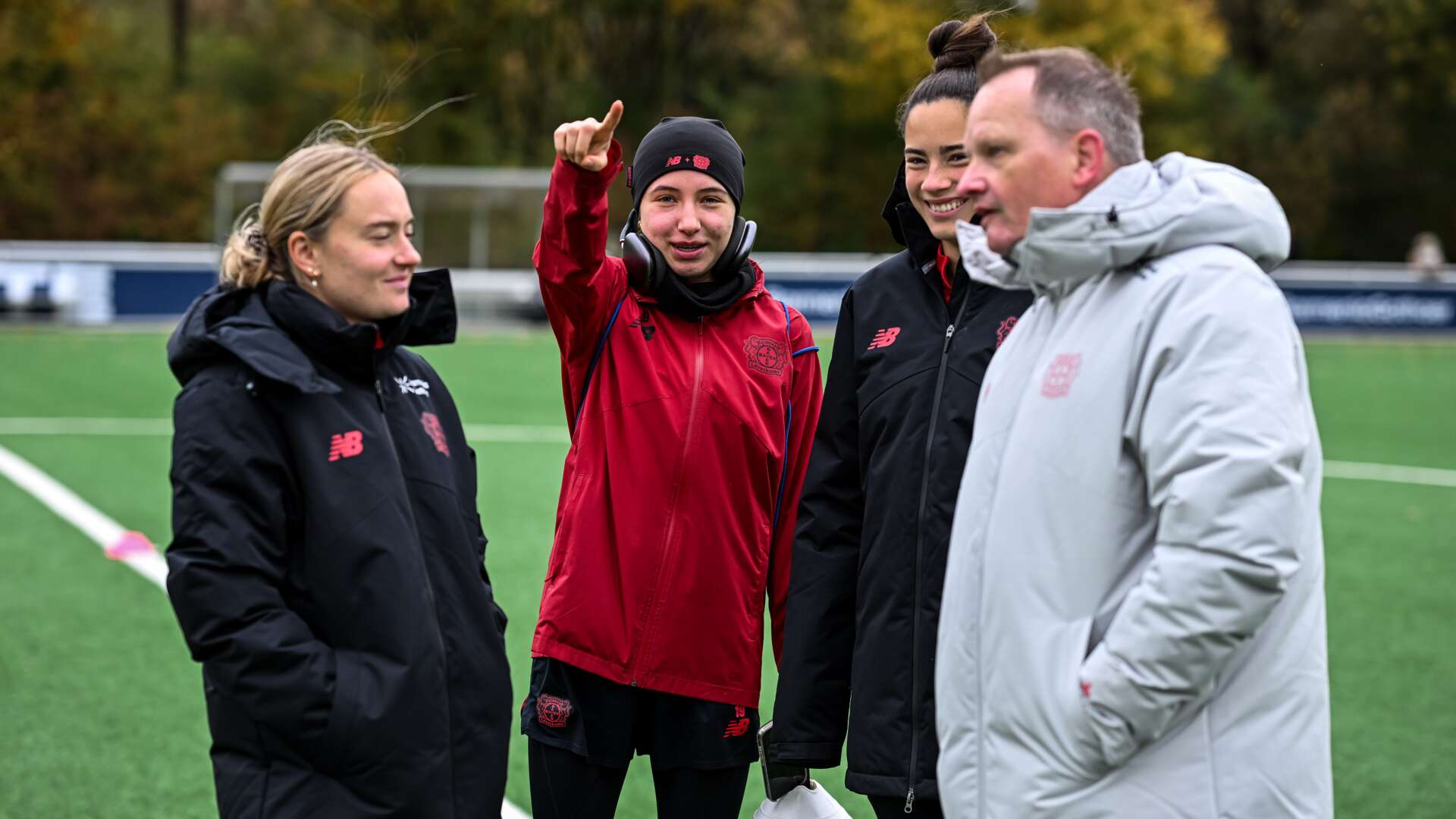 Sofie Zdebel, Loreen Bender, Charlotte Voll und Heiko Pöhlandt im Gespräch