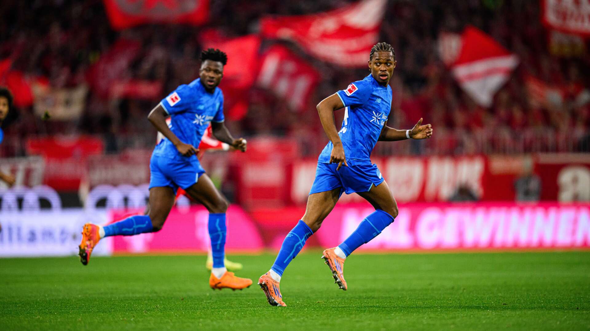 Teamkollegen Tapsoba und Belocian