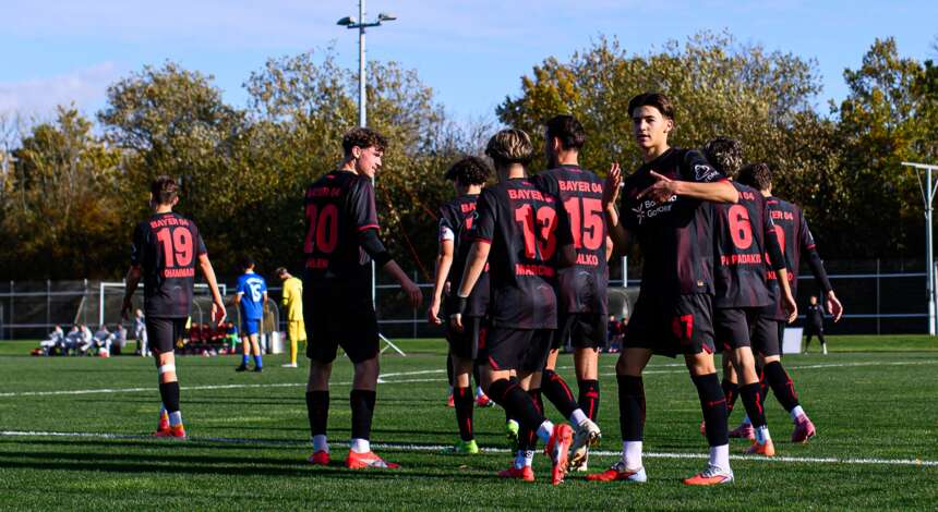 U17 von Bayer 04 beim Torjubel