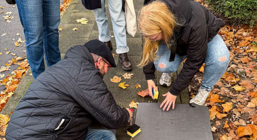 Stolpersteine putzen in Leverkusen