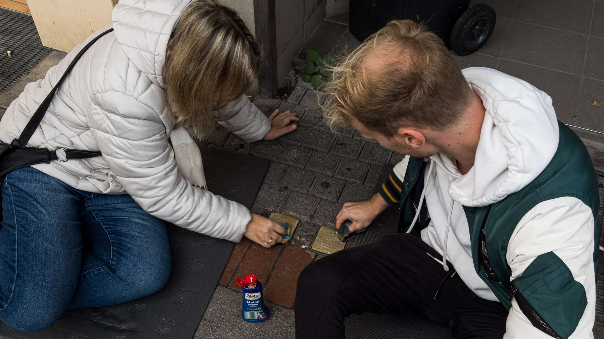 Stolpersteine putzen in Leverkusen