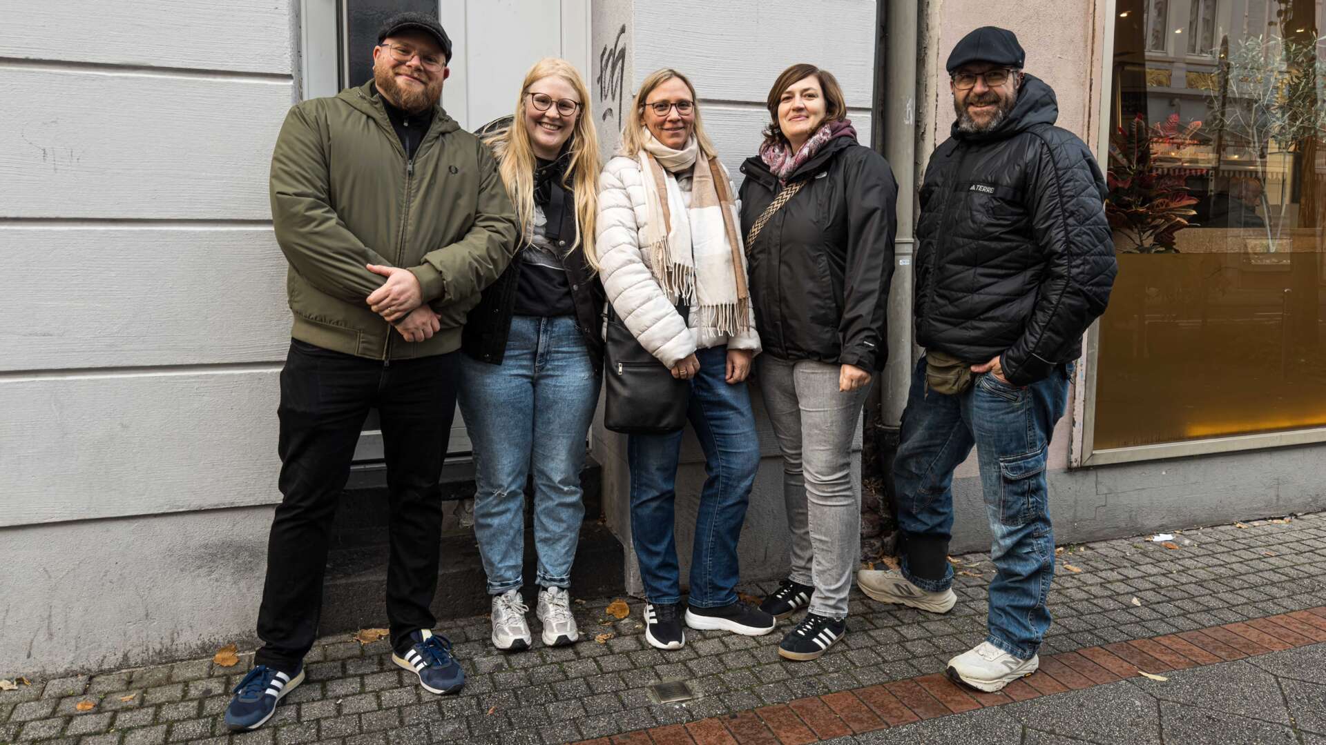Stolpersteine putzen in Leverkusen.jpg