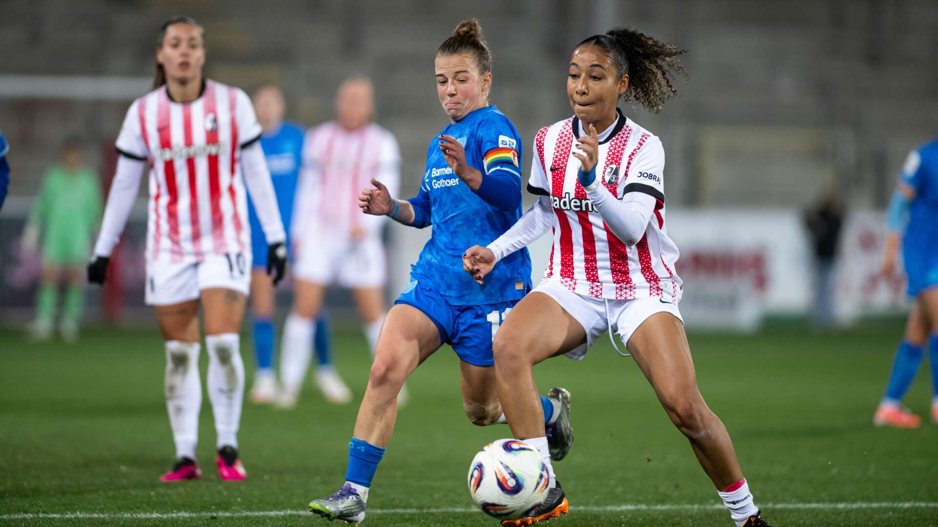 Kristin Kögel im Zweikampf