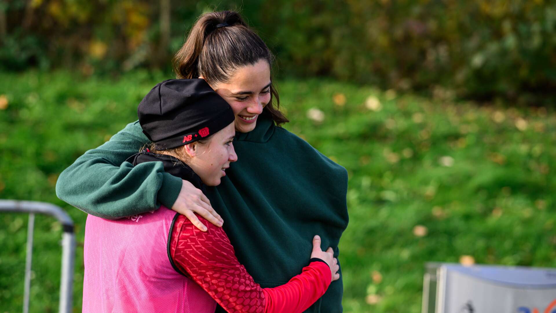 Paula Schwartze muntert Charlotte Voll auf