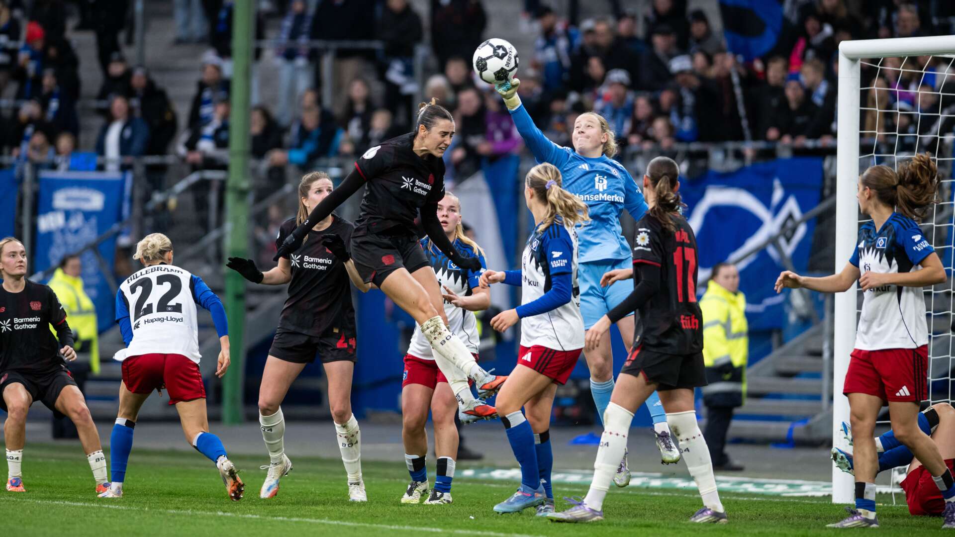 Kopfball im HSV-Strafraum