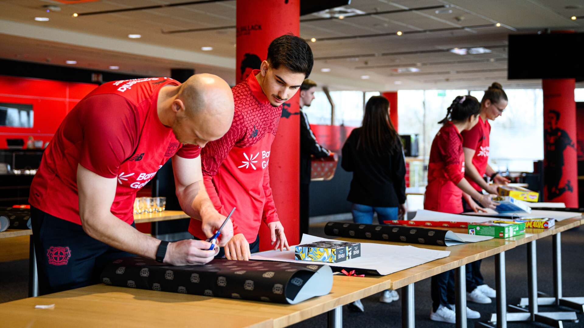 Niklas Lomb und Francesco Buono verpacken Geschenke